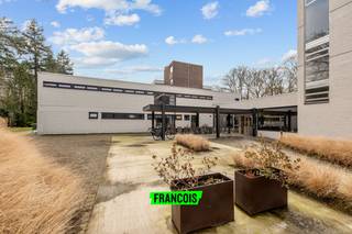 Deze charmante assistentiewoning bevindt zich in Residentie Berkenhof, gelegen in een rustige en groene omgeving te Assebroek, net buiten het centrum van Brugge. De woning beschikt over een inkomhal, gezellige woonkamer, keuken, gerenoveerde slaapkamer en badkamer, evenals een balkon met uitzicht op de omliggende natuur.<br /><br />Residentie Berkenhof biedt tal van diensten, zoals een cafetaria, restaurant, gemeenschappelijke terrassen, kapsalon, boodschappenservice en zorgpermanentie. Extra voorzieningen zoals een interne krant, klus- en wasdienst en parkeerplaatsen voor bewoners en bezoekers zijn ook beschikbaar.<br /><br />Met winkels, openbaar vervoer en andere voorzieningen op korte afstand, geniet u hier van een rustige, groene locatie met alle gemak van het stadsleven binnen handbereik.<br /><br />