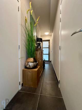 Gezellig gelijkvloersappartement in zeer rustige residentie. Het appartement omvat een inkomhal, woonkamer met open keuken, bergruimte, 1 slaapkamer, badkamer, terras en een kelder. De keuken is uitgerust met combi-oven, koelkast, vaatwasmachine, dampkap en vitrokeramische kookplaat. Moderne badkamer met badkamermeubel, inloopdouche en toilet. Voor meer inlichtingen of een bezoek, contacteer Veronique 0483/676579