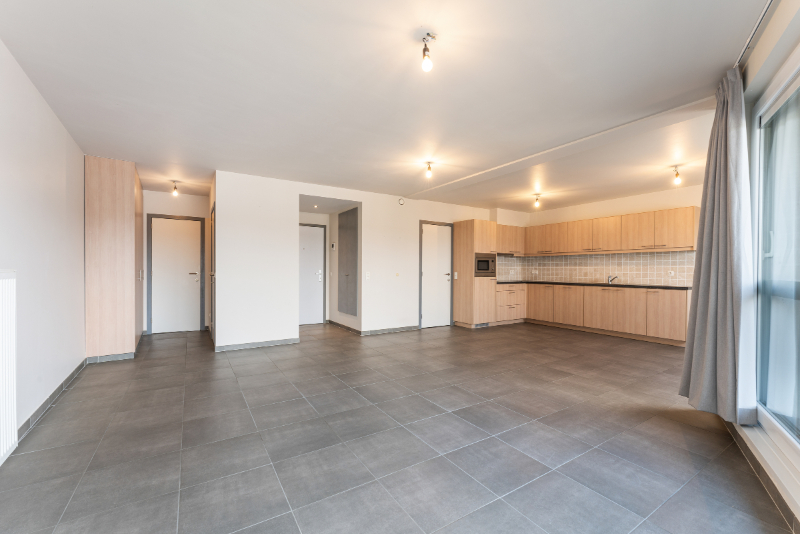 Roeselare-stadskern. Recent en prachtig tweeslaapkamerappartement gelegen op de 2de verdieping. Kleine residentie. Op wandelafstand van alles. Unieke vergezichten ! - foto 4