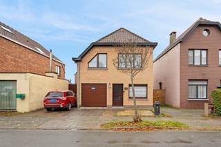 Op de benedenverdieping bevinden zich de woonkamer met aansluitend een ruime keuken, de badkamer en het bureau. Al deze ruimtes kijken uit op de tuin of het terras. Op de eerste verdieping zijn er drie slaapkamers, twee aan de voorkant van de woning en achteraan één grote met zicht op de tuin. De zolder kan perfect dienen als opbergruimte . Verder omvat de woning een inpandige garage en een extra groot tuinhuis/atelier. De uitstekende locatie zorgt er voor dat u op 5 minuutjes rijden van de R4 bent en op 10 minuten in de stad bent. <br />Voor meer info of een bezichtiging contacteer Benedicte: 0493/619 889 of Benedicte@flameestate.be