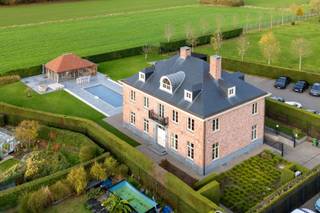 Deze imposante villa biedt het allerbeste op het gebied van comfort, stijl en kwaliteit.Geheel afgewerkt met hoogwaardige materialen, beschikt deze...