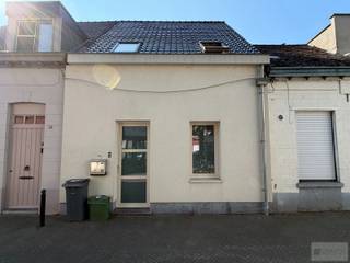 <p>Charmante woning met 2 slaapkamers nabij centrum Turnhout!<br /><br />Deze rijwoning bestaat uit een ruime inkomhal, woonkamer met open keuken (voorzien van koelkast, oven en vaatwasmachine), badkamer (met douche, toilet en dubbele wastafel), berging (met aansluiting voor wasmachine), twee ruime slaapkamers, (berg)zolder en ruim terras achteraan.<br /><br />De huurprijs bedraagt 900 euro per maand. <br />Alle verbruik is individueel. <br /><br />De woning is beschikbaar vanaf 1 oktober 2026. <br /><br />De EPC-waarde bedraagt 123 kWh/m² (Label B)<br />Meer info vindt u op www.debaco.be of bel ons op 014/73.77.77 voor een bezoek ter plaatse!</p>