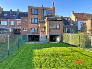 Deze building is fantastisch gelegen langs de Damse Vaart te Brugge en is opgebouwd als volgt.<br />Op het gelijkvloers zijn er 2 inpandige garages voorzien. <br />Op dit niveau bevindt zich een één slaapkamer appartement ( 60m2 + 12m2 terras + 158m2 tuin ) met indeling als volgt : inkom met toegang tot de living - open keuken met zicht op de tuin - 1 ruime slaapkamer - afzonderlijk wc - badkamer met ligbad en lavabomeubel - berging - ruim terras 12m2 - tuin 158 m2 <br />Op de eerste verdieping is er een appartement voorzien met 2 slaapkamers 84m2 met indeling als volgt : ruime inkom met toegang tot de living - 1 slaapkamer aan de straatkant - afzonderlijk hang wc - badkamer met douche en lavabomeubel - afzonderlijke keuken met technische ruimte en zicht op de tuin - 1 slaapkamer met zicht op de tuin <br />Op de tweede verdieping is er eveneens een appartement voorzien met 2 slaapkamers ( 82m2 + 3.3m2 terras ) met indeling als volgt : ruime inkomhal - living aan de straatkant met zicht op de Damse Vaart - 1 ruime slaapkamer - afzonderlijk wc - badkamer met douche en lavabomeubel - keuken met zicht op de tuin - 1 ruime slaapkamer aan de achterzijde - terras 3.3 m2<br /><br /><br />* afzonderlijke kadastrale nummers<br />* gunstige epc BUS 1 397 kWh  m2 / jaar ( label D ) BUS 2 191 kWh m2/ jaar ( LABEL B ) - BUS 3 327 kWh m2/jaar  ( LABEL D )<br />* goedgekeurde elektriciteit<br />* 2 garages voorzien<br />* fenomenaal zicht op de Damse Vaart<br />* Perfect onderhouden<br />* Stabiele huurders - huuropbrengst 2430,45 € per maand ( 29165 € per jaar ) <br /><br />Voor info bel : 050/333976 - 0476/270379 ( buiten kantooruren )<br />