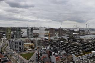 <p>Het hippe torentje omvat 24 stadsappartementen met inpandige loggia’s en 2 penthouses. Alle eenheden genieten van een gemeenschappelijke binnentuin. Gelegen tussen de oude stad en de vernieuwde dokken ligt The Stockholm Residence als het ware aan de toegangspoort van de levendige Cadixwijk. De vernieuwde tramlijn stopt bovendien vlakbij en brengt je helemaal tot aan het Centraal Station.</p>
<p>De oostelijk georiënteerde voorgevel is een prachtig staaltje architectuur. De appartementen zijn kwaliteitsvol afgewerkt. De penthouses op de bovenverdieping zijn de kroon op het werk: van daaruit geniet je van een mooi uitzicht over het bruisende Eilandje. De appartementen zijn maximaal voorzien van licht en levensruimte.  Er zijn verschillende woningstypes die onderling combineerbaar zijn.</p>
<p>Het Antwerps architectenbureau Bulk Architecten ontwierp The Stockholm Residence voor de stadsbewoner van de toekomst. Het geheel is een schoolvoorbeeld van hoe je meerwaarde kan creëren zonder te raken aan de eigenheid van de buurt.<br /><br />Naast comfortabel wonen staat dit prestigieuze project garant voor levenslang aangenaam wonen. Specifieke architecturale ingrepen maken het gebouw open en luchtig. <br /><br />The Stockholm Residence staat voor eigentijds wonen in hartje van de stad! De nadruk ligt op duurzaamheid en verantwoord bouwen met respect voor omgeving en leefbaarheid in een stedelijke buurt.<br /><br />The Stockholm Residence - Perfect Facts<br />1. BEN (bijna energie neutraal)<br />E-peil: 30 - K-Peil: 18<br /><br />2. Duurzaamheidsambitie<br />Kwaliteitswaarbog &amp; opvolging na oplevering<br />Kwalitatieve bouwmaterialen<br />Optimale Daglichttoetreding<br /><br />3. CO neutraal<br /><br />4. Maximaal comforts<br />Privatieve binnentuin<br />Vloerverwarming en - koeling<br />Fietsenstalling inbegrepen<br />Oplaadpunten voor elektrische fietsen<br />Voorzieningen/ aansluitingen voor elektriche wagens<br />Ondergrondse parking<br />Openbaar vervoer <br /><br /><br /></p>