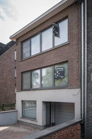 <p>Wij presenteren met trots deze charmante halfopen woning, gelegen aan de Elisabethlaan in het mooie Aarschot. Met een bewoonbare oppervlakte van 161m² biedt dit huis volop ruimte voor zowel gezinsleven als ontspanning. De woning, gebouwd in 1972, straalt een gezellige, tijdloze charme uit en dat in combinatie met de geweldige mogelijkheden die het biedt om het naar eigen wens te moderniseren. De indeling van de woning omvat een lichte woonkamer, een keuken die uitnodigt tot culinaire creaties, twee comfortabele slaapkamers en een badkamer waar je heerlijk tot rust kunt komen.</p><p>Met een ruime garage en een zolder zijn er talloze mogelijkheden voor opslag of misschien zelfs een hobbyruimte. Gelegen op een toplocatie nabij het centrum en station. <br /> </p><p>Neem gerust contact met ons op om deze woning te bezichtigen of voor meer informatie. Dirk@gysemansgroep.be.</p>