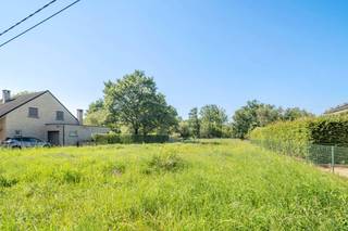 Bent u op zoek naar een bouwgrond voor een open bebouwing op een aangename en vlot bereikbare locatie in Baal (Tremelo)? Dan is dit perceel ongetwijfeld een interessante opportuniteit om uw droomwoning te realiseren.<br /><br />Perceelsbreedte aan straatkant 20 m.<br />Perceelsdiepte ca 57 m.<br /><br />Voor deze bouwgrond gelden de gebruikelijke stedenbouwkundige voorschriften voor een vrijstaande ééngezinswoning in woongebied met landelijk karakter. De maximale bouwdiepte bedraagt 15 meter op het gelijkvloers en 12 meter op de verdieping. Om voldoende ruimte tussen de woningen te behouden, dient de woning op minstens 3 meter van de zijdelingse perceelsgrenzen te worden ingeplant. De voorgevel sluit aan bij het bestaande straatbeeld en wordt ingeplant op 12 meter van de wegas. De woning mag worden opgericht in open bebouwing en bestaat uit maximaal twee bouwlagen. Daarnaast dient de autostaanplaats geïntegreerd te worden in het hoofdgebouw.<br /><br />Indien u extra informatie wenst of interesse heeft in deze bouwgrond kan u contact opnemen via janschrijvers@immojanstas.be of 0495 18 95 81.<br /><br />Bijkomende info (kadaster, bodemattest, Vgi,...) kan U hier downloaden ?