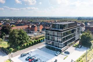 Kantoor aan het spoor, of kortweg KAS, is een gloednieuw kantorencomplex en is centraal gelegen te Tielt. Openbaar vervoer, winkels en het centrum van Tielt liggen op wandelafstand. <br />Het is de ideale uitvalsbasis voor kleine ondernemingen, lokaal verankerde KMO's en/of nationale spelers. <br /><br />KAS beschikt nog over beschikbare kantoorruimtes gelegen op de eerste verdieping. De kantoorruimtes hebben oppervlaktes 187m² en 191m², deze kunnen ook samengevoegd worden tot een gezamenlijke ruimte van 378m². <br /><br />Hoge verdiepen, tonnen daglicht, unieke feel & look en state-of-the-art technieken (geothermie, warmtepompen, klimaatplafond, ..) zorgen voor een duurzaam gebouw en productieve werkomgeving voor uw onderneming. <br /><br />Parkeerplaatsen aan het gebouw kunnen bijgekocht worden, waarvan een aantal parkeerplaatsen voorzien zijn met laadpalen. <br /><br />Op de vierde en tevens bovenste verdieping bevindt zich de volledig glazen "rooftop box". Een gemeenschappelijke ontmoetingsruimte met dakterras die uniek zicht biedt op de Tieltse velden. <br /><br />KAS legt een maximale focus op energiebesparend, duurzaamheid en kwaliteit om zo een werkplek te creëren die futureproof is.<br /><br />Neem vrijblijvend contact op met ons kantoor om de verschillende mogelijkheden te bekijken.