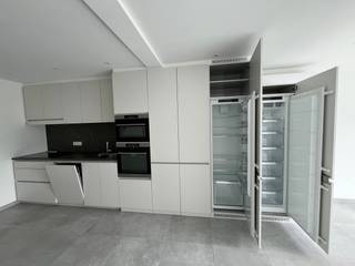 Modern en volledig gerenoveerd appartement gelegen in de Troonstraat 47, op minder dan 2 km van het zwembad Brigitte Becue, supermarkt Delhaize...