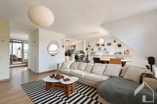 <h2><span>Ruim dakappartement met 3 slaapkamers, groot terras en overdekte staanplaats in Schoten</span></h2><p><span>Dit bijzonder ruime dakappartement is gelegen op een centrale en aangename locatie in Schoten, vlak bij de vaart en het centrum. Dankzij deze ligging bevinden winkels, horecazaken, scholen, openbaar vervoer en diverse andere voorzieningen zich op korte afstand. Ook voor wie graag wandelt of fietst, vormt de omgeving langs het water een aangename uitvalsbasis. U geniet hier van een vlotte bereikbaarheid, gecombineerd met een rustige en residentiële woonomgeving. </span></p><p><span>Het appartement bevindt zich op de tweede verdieping en is bereikbaar via de trap. Bij het binnenkomen merkt u meteen de ruimte en de vele lichtinval op. Dit komt terug in de ruime leefruimte dewelke in directe verbinding staat met de volledig uitgeruste keuken. Deze beschikt over een oven, gasvuur, spoelbak, ingemaakte vaatwasser en een ruime Amerikaanse koelkast met vriesgedeelte. Hierdoor is de keuken voorzien van alle nodige toestellen voor dagelijks comfort. </span></p><p><span>Een absolute troef is het zeer ruime terras van circa 35 m². Dit terras biedt heel wat mogelijkheden om een gezellige buitenruimte te creëren met plaats voor een lounge, eettafel, planten of een barbecue.  Het terras is grotendeels overdekt en beschikt over zowel een water- als elektriciteitsaansluiting. De overkapping bestaat uit lamellen die naar wens kunnen worden opengedraaid. Zo kunt u de ruimte aanpassen aan de weersomstandigheden en zowel genieten van de zon als van de nodige beschutting. </span></p><p><span>Vanuit de leefruimte bereikt u via de hal de overige vertrekken van het appartement. Er is een apart toilet met handenwasser, drie ruime slaapkamers van circa 15 m², 10 m² en 10 m², en een volledig uitgeruste badkamer met douche, bad en dubbele wastafel. De grootste slaapkamer is bovendien voorzien van ingemaakte kasten. </span></p><p><span>Via een vaste trap bereikt u de zeer ruime zolderverdieping, die over de volledige breedte van het appartement loopt. Hier bevinden zich de aansluitingen voor wasmachine en droogkast, evenals de recente condensatieketel uit 2025. De zolder biedt daarnaast nog heel wat mogelijkheden en kan eventueel verder worden ingericht als bureau, hobbyruimte of extra bergruimte.</span></p><p><span>Het appartement beschikt over aparte meters voor gas, water en elektriciteit, wat zorgt voor een duidelijke en individuele afrekening van het verbruik. De elektrische installatie is conform. Ook op energetisch vlak scoort de woning goed, met een EPC-score B en een energiescore van 144 kWh/m² per jaar. Verder zijn een deel van de ramen voorzien van vliegenramen, wat tijdens de warmere maanden voor extra comfort zorgt. </span></p><p><span>Bij het appartement hoort op het gelijkvloers een overdekte staanplaats die afgesloten kan worden met een poort. Voor deze staanplaats bevindt zich bovendien nog een oprit waarop een extra wagen kan worden geplaatst. Hierdoor beschikt u over een praktische parkeermogelijkheid voor één of meerdere voertuigen, wat een belangrijke troef vormt op deze centrale locatie. </span></p><p><span> </span></p><p><span>Dit dakappartement combineert een zeer ruime en lichtrijke indeling met drie slaapkamers, een volledig uitgeruste keuken, een comfortabele badkamer, een uitzonderlijk groot terras, een veelzijdige zolder en parkeermogelijkheden. Dankzij de centrale ligging nabij de vaart en het centrum van Schoten is dit een bijzonder interessante woning voor wie ruim, comfortabel en praktisch wil wonen.</span></p><p><span> </span><span>Plan je graag een bezoek? 0492/39.16.32 (Jelle) |  info@immomk.be - ook voor een correcte waardebepaling kan u bij ons terecht.</span><span> </span></p><p><span> </span></p>