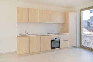 Je betreedt de woning via de inkomhal met gastentoilet. Aansluitend bevindt zich de lichtrijke leefruimte met een volledig geïnstalleerde...