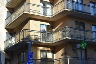 Ideaal appartement voor wie graag pal in het centrum woont. Dit appartement die gelegen is onderaan de legendarische Kerkstraat trap te Blankenberge, met ingang langs de zeedijk, is opgebouwd uit een leefruimte met open keuken, een nachthal, 2 slaapkamers en een douchekamer met afzonderlijk toilet. De open keuken is voorzien van een ceramische kookplaat, oven, dampkap, koelkast en microgolfoven. De douche kamer kamer is uitgerust met een inloopdouche, en lavabo en is voorzien van een wasmachine. De nachthal beschikt over een volledige wand met praktische ingebouwde kasten. Rondom het appartement is een balkon voorzien waardoor men optimaal kan genieten van de zon en uitzicht op het bruisend centrum van Blankenberge. Het appartement wordt ongemeubileerd verhuurd met uitzondering van 1 slaapkamer die voorzien is van een 2-persoonsbed en ingemaakte kasten. Dankzij de praktische laminaat vloer, de tegelvloer in de keuken en de badkamer alsook de praktische ingemaakte kasten en veel natuurlijk lichtinval is dit appartement ideaal voor wie optimaal wil genieten. <br />De verwarming is elektrisch.