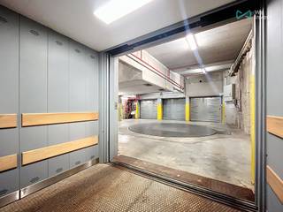 <p><span>Ideaal gelegen in Elsene, in de onmiddellijke nabijheid van de Franklin Rooseveltlaan en de Buyllaan, de ULB en de Abdij Ter Kameren, biedt </span><strong><span>We Invest</span></strong><span> u deze beveiligde parkeerplaats aan op niveau -1 van een residentieel gebouw.</span></p>
<p><span>De ondergrondse verdieping is bereikbaar via een </span><strong><span>autolift</span></strong><span>, bediend met afstandsbediening en uitgerust met videobewaking.</span></p>
<p><span>De parkeerplaats bevindt zich in een </span><strong><span>gedeelde afgesloten garage</span></strong><span>, die zelf is uitgerust met een liftsysteem voor het parkeren van het voertuig. De volledige installatie wordt met afstandsbediening bediend en biedt zo een praktische en veilige toegang.</span></p>
<p><strong><span>Technische kenmerken:</span></strong><br /><span>Maximaal voertuiggewicht: </span><strong><span>2.300 kg</span></strong><br /><span>Maximale voertuighoogte: </span><strong><span>1,75 m</span></strong></p>
<p><span>Een veilige parkeeroplossing op een bijzonder gegeerde locatie in Elsene, vlak bij de ULB, het Ter Kamerenbos en de belangrijkste Brusselse verkeersassen.</span></p>
