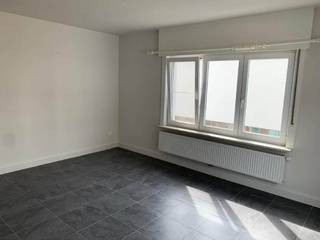 <strong>Instapklaar 2-slaapkamerappartement</strong> op uitstekende ligging in Zeebrugge, vlakbij het strand.  <br />Recentelijk  gerenoveerd met een aantrekkelijke moderne en kwalitatieve afwerking en inrichting.<br />Een comfortabele, energiezuinige en eigentijdse woongelegenheid aan de Belgische kust! <br />+ Energielabel B!<br />+ Goede mobiscore 7,8 op 10!<br /><br />Omvat een inkom, lichtrijke living, ingerichte keuken, 2  slaapkamers, badkamer met inloopdouche. <br />Kosten : + 20 euro per maand  forfait minuterie<br />#leukwonen #zeebrugge #brugge<br /><br />Beschikbaar  1 november 2026