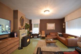 SPINNEKENSAMBACHTSTRAAT 128850 ARDOOIEVia de inkomhal met apart toilet komt u binnen in de woning. De keuken is ingericht en voorzien van toestellen,...