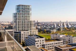 Dit appartement op de 12e verdieping heeft alles wat u zoekt in een appartement met de nieuwbouwtroeven van dien.<br />In residentie “Blok Zicht” geeft deze parel uit op een groot stuk groen en een deel van ’t Zuid.<br /><br />Bij het binnenkomen vinden we verder aan de inkomhal de badkamer met inloopdouche.<br />In de kamer ernaast bevindt zich de hoofdslaapkamer waar je elke ochtend kan ontwaken met een prachtig zicht.<br /><br />Verder in de nachthal bevindt zich het gastentoilet en een tweede slaapkamer die dienst kan doen als kinderkamer of bureauruimte.<br /><br />Een glazen deur scheidt de nachthal van de open leefruimte die overgoten wordt met licht.<br />De open keukenwand beschikt over alle nieuwe toestellen zoals een vaatwasser en combioven.<br /><br />Het prachtige terras in een L vorm zal tijdens de mooie zomerdagen goed dienst kunnen doen als een plaats om tot rust te komen.<br />Verder beschikt dit appartement ook nog uit een wasruimte waar plaats is voor alle huishoudspullen, was-en droogmachine.<br /><br />Een bijhorende kelderberging is ook inbegrepen in de huurprijs. Een ondergrondse parkeerplaats is bij te huren aan 135 EUR/maand.<br /><br />Huurprijs: 1.390 EUR/maand<br />Alg. kosten: 95 EUR/maand<br />Beschikbaarheid: onmiddellijk<br /><br />Interesse?<br />Contacteer LISTED vandaag: +32 3 283 51 51.