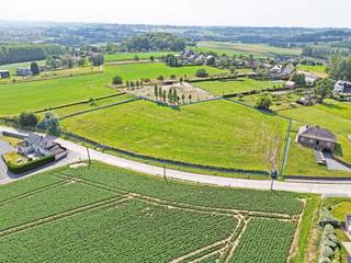Deze verkaveling situeert zich langsheen de Bontestraat te Sint-Maria-Oudenhove, de gronden zijn uiterst landelijk doch vlot bereikbaar gelegen. Men bevindt zich op +/- 1,5km van de dorpskern van Sint-Maria-Oudenhove zijnde op wandel- of fietsafstand van winkel, horeca, schooltje, cashautomaat, bakker, ... De gronden hebben allen een straatbreedte van +/- 16m en een diepte van +/- 50m.<br />Bouwbreedte: 8m, bouwdiepte: 15m, bouwvrije zijdelingse strook: 4m, zie verkavelingsplan en -vergunning.<br />Omwille van het terreinniveau en om de visuele impact in het straatbeeld te beperken is volgens de vergunning 1 ondergrondse bouwlaag (inpandige garage, inkom, slaapkamers), 1 volwaardige bouwlaag boven het maaiveld aangewezen, afgewerkt met een hellend of plat dak.Tuinhuisjes in de achtertuin zijn stedenbouwkundig en ruimtelijk aanvaardbaar. Het is aangewezen dat elke woning voorzien is van een inpandige garage waardoor door de plaatselijke uitgraving in het talud er op eigen terrein in de voortuin geparkeerd kan worden. <br />Woongebieden, landschappelijk waardevolle agrarische gebieden, geen vergunning uitgereikt, geen rechterlijke herstelmaatregel of bestuurlijke maatregel opgelegd, geen voorkooprecht, verkavelingsvergunning uitgereikt. P-score: A, G-score: ONBEKEND. Geen risicozone voor overstromingen. <br />U kan de beschikbare attesten bij verkoop downloaden via de website janssens-leroy.be.