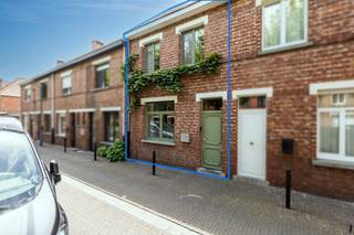 <p><strong>Op een autoluwe locatie in het centrum van Turnhout vindt u deze bijzonder degelijke en smaakvol gerenoveerde stadswoning. Een warme thuis waar authentieke charme en hedendaags comfort mooi samenkomen. Deze woning omvat 3 slaapkamers, badkamer, tuin op zuidwesten en een gunstig EPC label B en conforme elektrische installatie.</strong></p>
<p>De inkomhal verwelkomt u meteen met karakter en geeft toegang tot de traphal en de gezellige leefruimte. In de woonkamer stroomt het daglicht rijkelijk binnen en is er voldoende plaats voor een aangename zithoek én een ruime eettafel waar u met familie of vrienden heerlijk kan tafelen. De volledig vernieuwde keuken is een absolute troef. Perfect ingemaakte maatkasten, kwalitatieve inbouwtoestellen en veel natuurlijke lichtinval maken van deze ruimte een fijne plek om te koken en te genieten. Extra praktisch is de berging, subtiel weggewerkt in de kastenwand. Vanuit de keuken heeft u toegang tot het zuidwest georiënteerde terras, deels verhard en heerlijk beschut, waar u op mooie dagen rustig uit de wind kan genieten.<br />Op de eerste verdieping springt de overloop meteen in het oog. Ook hier werd met veel respect voor de authentieke elementen gerenoveerd. Deze verdieping biedt toegang tot twee slaapkamers en een volledig vernieuwde badkamer, stijlvol afgewerkt met prachtige vloeren, een moderne douche en kwalitatieve materialen. <br /><br />De zolderverdieping vormt een verrassend mooie extra ruimte. Ideaal als bureau, hobbykamer of als volwaardige derde slaapkamer.</p>
<p>Een instapklare stadswoning met karakter, licht en comfort, op een rustige locatie midden in de stad. Een unieke kans voor wie charmant en zorgeloos wil wonen in het centrum van Turnhout.<br /><br />Bijzonderheden:<br />- Instapklaar<br />- Hoogwaardig afgewerkt<br />- Stadstuin op zuid-westen<br />- Centrum gelegen, doch super rustig</p>
<p>Neem hier een kijkje doorheen deze woning: https://visithome.ai/UVUqNxGahjeRtufbsjmXdi?mu=m</p>