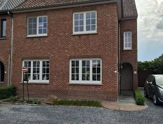 Aantrekkelijke, karaktervolle halfopen bebouwing op royaal perceel in Alken.<br />Deze ruime en karaktervolle halfopen bebouwing met een bewoonbare oppervlakte van 193m², gelegen op een prachtig perceel van 834m², biedt uitzonderlijk veel ruimte en potentieel voor wie op zoek is naar een comfortabele gezinswoning met een grote tuin. Hier geniet u dagelijks van rust en privacy terwijl winkels, scholen en openbaar vervoer zich op wandel- en fietsafstand bevinden. De ligging combineert een aangename woonomgeving met een uitstekende bereikbaarheid naar het centrum van Alken, omliggende gemeenten en belangrijke verbindingswegen richting Hasselt en St.-Truiden (N80).<br /><br />Indeling gelijkvloers:<br />Via de inkomhal komt u binnen in de charmante woonkamer, die naadloos aansluit op de keuken. Vanuit de keuken bereikt u de patio die rechtstreeks toegang geeft tot de tuin.<br />Verder beschikt het gelijkvloers over:<br />* een aparte ruimte, ideaal als bureau of hobbyruimte met toegang tot de kelder.<br />* een wasplaats<br />* apart toilet<br />* badkamer met ligbad en aparte doucheruimte<br />* lichtrijke veranda met zicht op terras en sfeervolle tuin<br />* toegang tot een gezellige patio met een overdekte zone die extra opbergmogelijkheden biedt<br /><br />Op de eerste verdieping bevinden zich 4 slaapkamers, waarvan één momenteel ingericht is als dressing.<br />Via een vaste trap bereikt u de ruime zolderverdieping, die tal van mogelijkheden biedt (extra slaapkamer, hobbyruimte, opslag,...)<br /><br />Troeven van deze woning:<br />* groot perceel met veel privacy;<br />* rustige, landelijke ligging;<br />* op wandel- en fietsafstand van winkels, scholen en openbaar vervoer;<br />* vlotte verbinding naar Hasselt en St.-Truiden;<br />* 4 slaapkamers + extra kamer op gelijkvloers;<br />* ruime zolder met potentieel<br /><br />Deze eigendom is ideaal voor wie op zoek is naar ruimte, rust en een landelijke woonomgeving, zonder in te boeten aan bereikbaarheid. Een perfecte gezinswoning op een royaal perceel in het charmante Alken.
