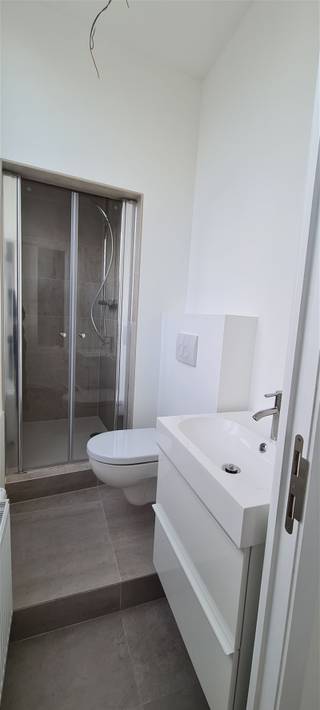 Zeer gunstig gelegen studio De studio is gelegen op de 4e verdieping van een karaktervol gebouw en werd volledig gerenoveerd.Nieuwe...