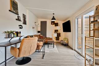 Deze TRENDY HALFOPEN BEBOUWING met 2 SLAAPKAMERS, ZONNIGE TUIN & UITWEG dompelt je onmiddellijk onder in het "THUIS-gevoel". Deze instapklare...