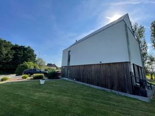 <p>BEN-woning met zonnepanelen, met uitstekende ligging in het landelijke Humbeek en omvattende: inkomhall met aparte wc, grote leefruimte met rechtstreekse toegang tot terras, volledig ingerichte keuken met bijhorende berging, logeerkamer/bureau met aparte wc en douchekamer (geschikt voor inwonend familielid of au pair) en dubbele garage. Eerste verdieping: een centrale nachthall met een aparte wc, een douchekamer, 3 slaapkamers (12m², 12m² en 11m²), waarvan één slaapkamer met privatieve badkamer en dressing. Zolderverdieping: één grote open ruimte die kan ingerichte worden als bureau of hobbykamer. EPC: A</p>