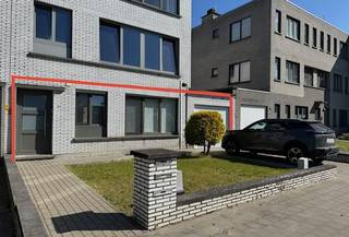Gerenoveerd gelijkvloers appartementen met tuin, oprit, garage en kelder.<br /><br />Het appartement is gelegen op een rustige, goed bereikbare locatie nabij het rondpunt van Wommelgem. Op wandelafstand bevindt zich het Wijnegem Shoppingcenter, Provinciaal Groendomein Rivierenhof, Fort 2 …<br /><br />De garage 19m2 grenst aan het appartement en geeft rechtstreeks toegang tot de tuin 115m2. Het is een ruime garage, die kan dienen als parkeerplaats voor 1 wagen en opslagruimte.<br /><br />Wanneer je het appartement betreedt via de voordeur (veiligheidsdeur), kom je binnen in de ruime inkomhal. Deze geeft toegang tot de drie slaapkamers van 15m2, 11m2 en 8m2. Ook de badkamer betreed je via de ruime hal. Deze bevat een regendouche, lavabo en toilet.<br /><br />De grootste slaapkamer geeft toegang tot de tuin.<br /><br />In de hal is een aparte berging voorzien voor wasmachine en droogkast. Hier bevindt zich ook de elektriciteitskast (conform) en boiler (2022).<br /><br />De woonkamer grenst aan de open keuken. Deze is ingericht met toestellen van Whirlpool, die slecht 3 jaar oud zijn.<br /><br />Er is een kelder aanwezig met een grote opslagcapaciteit.<br /><br />Volgende zaken zijn ook aanwezig in de woning: <br />- Rolluiken in elke ruimte<br />- Vliegenramen in elke ruimte<br />- Ventilatiesysteem<br /><br />Wil jij dit pand graag bezoeken?<br />Neem dan zeker contact op:<br />0487/28.03.63<br />0477/57.89.93