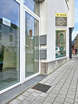 Lichtrijke kantoorruimte te huur in centrum Roeselare. Kan ook perfect dienst doen als praktijk of handelsruimte (kiné, schoonheidssalon, ... ) <br /><br /><u><strong>INDELING:</strong></u><br /><em><u>Gelijkvloers:</u></em><br />Mooie inkomhal met uitstraling - 2 lichtrijke open ruimten van elk ± 50m² - grote ramen aan de straatkant - 2 aparte toiletten met afzuiging en lavabo. <br /><br /><u><strong>AFWERKING:</strong></u><br />Gepolierde betonvloer - gepleisterde wanden - rolgordijnen op maat. <br /><br /><u><strong>NUTSVOORZIENINGEN: </strong></u><br />Elektriciteit (aparte teller) - CV via airco warm/koud (gestuurd door warmtepomp) - draadloos internet/telefonie - stadswater, kraan in inkomhal. goed geïsoleerd - rookdetector.<br /><br /><strong><u>LIGGING:</u> </strong><br />- Centrale ligging aan de Sint-Michielskerk in Roeselare<br />- Op wandelafstand van de Grote Markt en winkelstraten van Roeselare<br />- Op 2km van R32 Ring rond Roeselare.<br />- Op 750m van station Roeselare.<br /><br /><u><em>* Opmerkingen:</em></u><br />- Onroerende voorheffing inbegrepen.<br />- Gesloten bebouwing en warmtepomp (lage energiefactuur)<br />- Onze referentie op <strong>www.centro.be</strong>: <strong>O0108</strong> of via <strong>050 70 01 02</strong> of <strong>0490 11 91 11</strong>