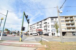 <span>Op een centrale ligging in Merksem bevindt zich dit instapklare appartement van ca. 78 m², gelegen op de vierde verdieping van residentie “Groenendael”. </span><br /><br /><span>Via de inkomhal met apart toilet en vestiaire bereikt u de lichtrijke leefruimte met open keuken, eet- en zithoek. Grote raampartijen zorgen voor een aangename lichtinval en een mooi uitzicht op de omgeving. Tegenover het appartement is het Ringpark Groenendaal in ontwikkeling, hier kan je in de toekomst sporten, spelen, wandelen of picknicken, … .</span><br /><br /><span>De recente open keuken is uitgerust met een inductiefornuis, afzuigkap, ingebouwde ijs- en vrieskast, vaatwasser en combi-oven. </span><br /><br /><span>De badkamer is ingericht met een ligbad, een lavabomeubel en aansluiting voor wasmachine- en droogkast.</span><br /><br /><span>Verder beschikt het appartement over twee volwaardige slaapkamers aan de achterzijde, waarvan één met ingemaakte kasten. De grootste slaapkamer geeft via een schuifraam toegang tot het balkon. </span><br /><br />In de kelder is er een privatieve berging voorzien.<br /><br /><span>De ligging is een absolute troef: winkels, scholen, openbaar vervoer en het treinstation van Luchtbal bevinden zich op wandelafstand.</span><br /><br /><span>Troeven</span>
<ul>
<li><span>Instapklaar appartement</span></li>
<li><span>Tegenover het toekomstige Ringpark Groenendael.</span></li>
<li><span>Ruime en lichtrijke leefruimte</span></li>
<li><span>Twee volwaardige slaapkamers</span></li>
<li><span>Airco</span></li>
</ul>
<span>Indien u meer informatie wenst of een plaatsbezoek, aarzel dan niet contact op te nemen: tel. 0496 / 51.10.10 of christoffel@vastgoedpicavet.be</span><br /><br />