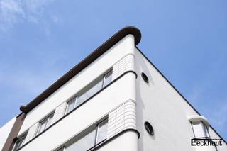 Dit splinternieuwe appartement met LUXE-afwerking bevindt zich op de tweede verdieping in een standingvol gebouw met prachtige gevel in modernistische stijl op enkele meters van het strand en de winkelstraat.<br />Indeling: inkomhal, woonkamer met open keuken, berging, badkamer met inloopdouche, toilet en lavabomeubel, 1 slaapkamer.<br />Het appartement werd met moderne luxe-elementen afgewerkt. Denk maar aan een prachtig visgraatparket, gerectificeerde tegels (1m20 x 1m20), een gepantserde veiligheidsdeur, privatieve verwarming (hoogrendementsketels op aardgas met gsm-module op afstand), kleurvideofonie met gsm-module op afstand, design sanitair, inloopdouches op tegelvloer (geen douchebak), <br />Privatieve kelderberging.<br />In het gebouw is er tevens een ruime fietsenberging met meerdere laadpunten en een gemeenschappelijk dakterras waar men een ganse dag kan genieten van de zon!<br />Verkoop onder registratierechten (geen BTW)!