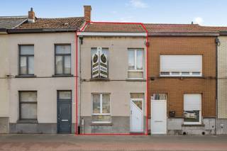 Gelegen op een goed bereikbare locatie, vlakbij winkels, scholen, openbaar vervoer en belangrijke invalswegen, bevindt zich deze instapklare eengezinswoning met terras en tuin. <br /><br /><span><strong>Indeling van de woning</strong></span>:<br /><br /><span><strong>gelijkvloers</strong></span>: inkomhal - toegang tot de leefruimte ingedeeld in een salon, eetkamer en een open keuken. De keuken is uitgerust met een aanrecht voorzien van een spoelbak, vaatwasmachine, oven en gasfornuis met dampkap. Verder is er nog een badkamer/wasplaats uitgerust met een ligbad/douche, lavabo, toilet en aansluitingen voor wasmachine en droogkast.<br /><br /><span><strong>Verdieping</strong></span>: overloop met toegang tot 2 ruime slaapkamers. Vanuit 1 van de slaapkamers is er via een uittrekbare trap toegang tot een grote polyvalente ruimte, mogelijks in te richten als slaapkamer 3/hobbykamer/berging.<br /><br /><span><strong>Het terras en de tuin</strong></span> zijn bereikbaar via een schuifraam aan de keuken. De oriëntatie van de tuin is zuidoost.<br /><br /><span><strong>Bijzonderheden</strong></span>: de woning is gerenoveerd in 2000 en 2013 o.a. vernieuwen van het hoofddak met de dakbedekking en dakbedekking van dak badkamer en keuken, nieuwe ramen o.a. de dakramen - instapklaar - c.v. op aardgas (condensatieketel 2019) - elektriciteit conform, asbestveilig, EPC 200 kWh/m² - UC 518615 - label B - Vg-Wg-Gvv-Gvkr-Gmo-Gworg.