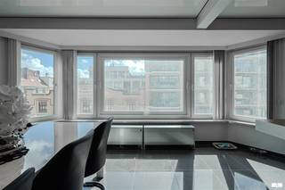 Volledig gerenoveerd appartement met 2 slaapkamers in residentie Laguna! Dit ruime appartement is gelegen op de tweede verdieping van de centraal gelegen residentie Laguna.Het appartement werd volledig gerenoveerd en is instapklaar.De lichtrijke woonkamer sluit mooi aan op de moderne open keuken.Verder beschikt het appartement over twee volwaardige slaapkamers.Dankzij de ruime indeling geniet u hier van aangename leefruimtes en veel comfort.De centrale ligging zorgt ervoor dat winkels, horeca, de zeedijk en alle voorzieningen vlot bereikbaar zijn.Ideaal als vaste woonst, tweede verblijf of interessante investering aan de kust.Een prachtig gerenoveerd appartement op een topligging dat zeker een bezoek waard is!