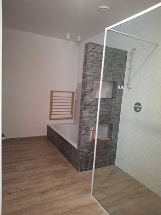 Gelegen op de grens van Mortsel en Hove vindt u deze volledig gerenoveerde woning (2020), afgewerkt met oog voor comfort en energiezuinigheid. De woning beschikt over 12 zonnepanelen, een thuisbatterij van 10 kW, EPC-label A en een conforme elektrische installatie.<br /><br />Bij het betreden van de woning komt u in de inkomhal met ingemaakte kasten en toegang tot de badkamer. Onder de trap bevindt zich de regenwaterpomp (voor toiletten) en extra bergruimte. Verder is er in de hal een apart toilet.<br /><br />De leefruimte en eetkamer vormen één open geheel en sluiten naadloos aan op de ruime, volledig uitgeruste keuken met kwalitatieve Siemens-toestellen en veel kastruimte. Aansluitend is er nog een praktische berging met technieken. De volledige benedenverdieping is afgewerkt met een onderhoudsvriendelijke tegelvloer.<br /><br />Op de bovenverdieping bevinden zich drie slaapkamers en een extra toilet, afgewerkt met laminaat.<br /><br />De woning geniet van veel natuurlijke lichtinval dankzij de grote raampartijen. Overal (behalve in de keuken en hal) zijn ondoorzichtbare screens voorzien, waardoor gordijnen overbodig zijn. De slaapkamers en het schuifraam beneden zijn uitgerust met vliegenramen.<br /><br />Qua comfort is de woning volledig mee met zijn tijd: vloerverwarming op het gelijkvloers en airconditioning (warm/koud) in elke slaapkamer. Hierdoor is er geen plaatsverlies door radiatoren. Daarnaast zijn er tal van stopcontacten met USB-aansluitingen voorzien en werken de verlichting in de hal en toiletten met automatische sensoren en timer.