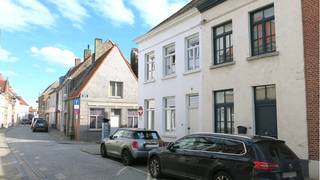 <strong>Comfortabele 2-slaapkamerwoning</strong> met <strong>TERRAS </strong>op een interessante ligging in het <strong>Gezellekwartier</strong> in het <strong>centrum van Brugge</strong>.<br />Een lichtrijke, comfortabele en energiezuinige woonst vlakbij alle modaliteiten die de Brugse binnenstad te bieden heeft. <br />+ Energielabel B!<br />+ Uitstekende mobiscore 9,2 op 10!<br /><br />Omvat een inkom met gastentoilet, lichtrijke living met toegang tot het terrasje, modern ingerichte keuken, 2 ruime slaapkamers, badkamer met douche, toilet & wastafel, berging met voorziening wasmachine en een ruime zeer praktische zolder.<br />#leukwonen #brugge <br /><br />Beschikbaar 1 maart 2026