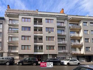 In een levendige en goed bereikbare wijk van Sint-Jans-Molenbeek, tussen het park van het Kasteel Karreveld en de Gentsesteenweg, bevindt zich...