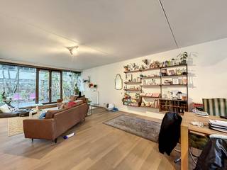 Helihaven | Prachtig gelijkvloers appartement met 3 slaapkamers en een uitzonderlijk grote tuin van ca. 120m², centraal gelegen aan de Helihavenlaan in Brussel.Dit lichtrijke appartement biedt een ruime leefruimte met een volledig uitgeruste open keuken, eetplaats en een comfortabele woonkamer met directe toegang tot de indrukwekkende privétuin. De ideale plek voor zomerse barbecues of ontspannende momenten met familie en vrienden.De woning beschikt over drie volwaardige slaapkamers met veel natuurlijke lichtinval. Verder zijn er twee moderne en goed uitgeruste badkamers (één met bad, één met douche). Ook een praktische wasruimte met aansluiting voor wasmachine is aanwezig.Het appartement is gelegen aan de Helihavenlaan, een toplocatie in de stad met gemakkelijke toegang tot openbaar vervoer, scholen, winkels en restaurants. Bovendien bevindt het zich op wandelafstand van het vernieuwde Kanal-Centre Pompidou, dat in november de deuren opent!Inclusief privéparkeerplaats met elektrische laadpaal in de ondergrondse garage.Provisie lasten: € 275 / maand (inclusief gebouw, water, onderhoud gasketel en jaarlijks onderhoud tuin)Beschikbaar: 1 juli 2026