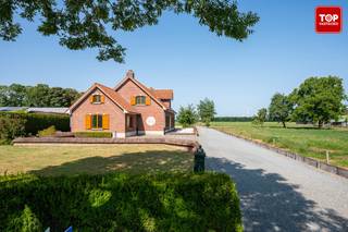 <p>Op een boogscheut van het centrum van Eeklo vinden we deze uiterst kwalitatieve woning terug. Deze kan dienst doen als praktijkruimte en ideaal voor een vrij beroep en of horeca. Er zijn tal van mogelijkheden dankzij de grote bewoonbare oppervlakte alsook de parkeerruimte voor de woonst. <br /><br />De grote grondoppervlakte van maar liefst 1.043m2 en het groen rondom zijn grote troeven bij deze woning. <br /><br />Bij binnenkomst valt onmiddellijk het riante karakter van de woonst op. Er zijn op de gelijkvloerse verdieping een leefruimte, keuken, berging, 2 slaapkamers en badkamer aanwezig. Verder is er een ruime, droge kelder. Op de eerste verdieping vinden we een polyvalente ruimte terug alsook 2 ruime slaapkamers.<br /><br />Vrij bij akte.<br /><br />Contacteer Top Vastgoed voor een bezoek op het nummer 0475 700 700.</p>