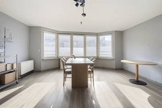 Op de 2e verdieping van deze kleinschalige residentie, vind je dit lichtrijk, op te frissen, 2-slaapkamerappartement. Via de traphal met lift, kom...