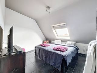 Dit recent appartement is perfect instapklaar, centraal gelegen op 50m van de winkels en slechts 100m van het strand.  De indeling is als volgt: Inkomhal, WC, berging, woonkamer met volledig ingerichte keuken, terras ZO georiënteerd.  Op het verdiep een slaapkamer met dubbel bed en ruime badkamer met inloopdouche, lavabo én WC.    Individuele kelder inbegrepen.  Mogelijkheid tot aankopen van ondergrondse staanplaats: 40.000 €.  Ref Trimaron 404