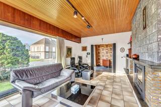 <p><strong>Deze te renoveren bungalow</strong> is gelegen op een strategische locatie in Welle. Winkels, scholen en openbaar vervoer bevinden zich in de onmiddellijke nabijheid. De oprit van de E40 is vlot bereikbaar op enkele minuten rijden. Het pand biedt, mits renovatie, tal van mogelijkheden. Het gelijkvloers omvat een inkomhal, een lichtrijke leefruimte met salon en eetplaats, een keuken, <strong>een veranda</strong>, een nachthal, een badkamer, <strong>drie slaapkamers</strong> en een afzonderlijk toilet. De woning is <strong>volledig onderkelderd</strong> en beschikt over<strong> een garage</strong>, een berging en een cv-ruimte. Daarnaast is er<strong> een tuintje en een achterliggende oprit</strong> (erfdienstbaarheid) die toegang verleent tot de garage. Dankzij de ruime indeling en de volledig onderkelderde woning is dit pand bovendien<strong> ideaal voor zelfstandigen of mensen met een bijberoep, zoals een schoonheidssalon, nagelstudio, bureau of andere vrij beroep. </strong>Mits de nodige inrichting kan eenvoudig een afzonderlijke praktijk- of werkruimte worden voorzien, met behoud van het privékarakter van de woning. CV op stookolie - Buitenschrijnwerk in aluminium met dubbele beglazing. (Maatregelen opgenomen in het maatregelenregister: nee)</p>
