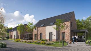 <strong>Wonen in Zomereind: tussen rust, natuur en toekomstgericht comfort</strong><br />Deze woning maakt deel uit van Zomereind, een nieuwe woonwijk in Hechtel-Eksel waar rust en natuur de hoofdrol spelen. Je woont hier op een unieke locatie, aan de rand van Nationaal Park Bosland – een uitgestrekt natuurgebied vol bos, heide en avontuur.<br />Met drie slaapkamers, een private tuin en een energie-efficiënte afwerking is deze woning ideaal voor wie bewust wil wonen, dichtbij de natuur én het dagelijks leven.<br /><br /><strong>Energie-efficiënt wonen</strong><br />Alle woningen in Zomereind worden energie-efficiënt gebouwd. Dat betekent: een optimaal geïsoleerde woning, voorzien van duurzame technieken zoals ventilatiesystemen, zonnepanelen en warmtepompen.<br />Je woont hier niet alleen comfortabel, maar ook met een lage energiefactuur en een minimale ecologische voetafdruk. Dankzij de doordachte bouwmethodes is je woning klaar voor de toekomst — én voor de strenger wordende energienormen.<br /><br /><strong>Bosland, jouw achtertuin</strong><br />Zomereind ligt midden in Bosland, het grootste avonturenbos van Vlaanderen en sinds 2023 erkend als nationaal park. Met meer dan 6.500 hectare aan bossen, duinen, heide en valleien vormt Bosland een groene long in het noorden van Limburg.<br />Het is een plek waar gezinnen tot rust komen, kinderen ravotten tussen de bomen, en natuurliefhebbers hun hart ophalen aan de biodiversiteit en eindeloze wandelroutes. Hier woon je letterlijk in het groen, met het bos als decor van je dagelijkse leven.<br /><br /><strong>Leefbare rust, verbonden met alles</strong><br />Zomereind is een wijk waar kinderen veilig buiten kunnen spelen, waar buren elkaar écht kennen, en waar het tempo van de natuur voelbaar is in het dagelijks leven. Wandel- en fietspaden verbinden je woning met groene speelzones, het centrum van Hechtel-Eksel en de omliggende natuur.<br />Tegelijk woon je verrassend centraal. Scholen, supermarkten, bakkers en horeca zijn vlot bereikbaar per fiets. Via de N74 rijd je in geen tijd naar Lommel, Hasselt of Eindhoven. Ook openbaar vervoer is voorzien, met een bushalte op wandelafstand.<br /><br /><strong>Zomereind voelt meteen als thuis</strong>
<ul>
<li>Wonen aan de rand van Nationaal Park Bosland</li>
<li>Energie-efficiënte nieuwbouwwoning in een groene en verbonden buurt</li>
<li>Drie slaapkamers en een private tuin</li>
<li>2 parkeerplaatsen langs de woning</li>
<li>Mogelijkheid om carport te zetten</li>
<li>Afwerking op maat – jij kiest de materialen en inrichting</li>
<li>Verkeersluw en kindvriendelijk ingericht</li>
<li>Op fietsafstand van scholen, winkels, horeca en cultuur</li>
<li>Uitstekend bereikbaar met wagen én openbaar vervoer</li>
</ul>
Geïnteresseerd?<br />Wil je meer weten over deze woning? Neem contact op met Kolmont via T. +32 (0)11 211 211 of vul het contactformulier in. Onze bouwadviseurs staan klaar om je verder te helpen.<br /><br />Meer info via www.zomereind.be