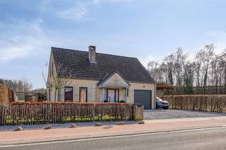 <p><span>Op een zucht van Leuven, op wandelafstand van de gezellige dorpskern van Bierbeek en vlakbij alle belangrijke invalswegen, zijn wij verheugd, deze vrijstaande en energiezuinige woning te koop aan te bieden. </span><span>Deze instapklare woning met als bouwjaar 2005 bevindt zich op een mooi en perfect georiënteerd perceel van 859 m². Dit eigendom met een nuttige bewoonbare oppervlakte van 139 m² omvat op het gelijkvloers een ruime inkomhal met een apart gastentoilet, een lichtrijke, cozy leefruimte bestaande uit een zit-en een eetplaats en een volledig ingerichte keuken, die op haar beurt toegang biedt tot de zonovergoten en onderhoudsvriendelijke tuin waar het heerlijk vertoeven is. Op de eerste verdieping bevinden er zich 3 volwaardige slaapkamers en een zopas vernieuwde, volledig uitgeruste badkamer. Verder beschikt dit eigendom nog over een ruime inpandige garage en over een praktische carport. </span><span>De aanwezigheid van een riante tuin met veel privacy en gevrijwaarde vergezichten is een niet te ontkennen pluspunt en leent zich tot een permanent vakantiegevoel in eigen land. </span><span>Kortom, deze energiezuinige en alleenstaande woning op een uiterst centrale ligging is zeker uw bezoek waard. Voor snelle beslissers! </span></p><p><span> </span></p>