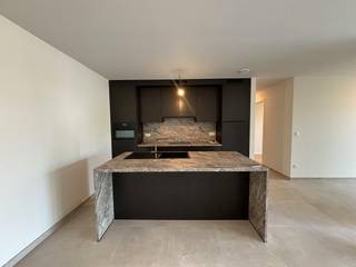 Cet appartement entièrement neuf est situé dans un quartier calme et résidentiel d'Alken. L'appartement a une finition luxueuse et de haute qualité et est entièrement prêt à emménager.<br /><br />L'emplacement est un atout absolu. Le centre d'Alken se trouve à seulement 900 mètres, ce qui permet d'accéder facilement aux magasins, aux écoles, aux restaurants, aux transports en commun et aux autres équipements quotidiens. Le Carrefour Alken est à moins de 1 km. La connexion avec les villes environnantes est également excellente : Hasselt est à environ 7 km et Saint-Trond à environ 11 km.<br /><br />Juste en face du bâtiment se trouve un magnifique parc paysager entretenu par la municipalité. Cela offre une vue verdoyante agréable et contribue au caractère tranquille de cet environnement résidentiel. Des poubelles souterraines ont également été installées dans le quartier, afin que la scène de rue reste bien rangée.<br /><br />L'appartement lui-même a été terminé avec beaucoup d'attention. Tous les éclairages ont déjà été installés et les fenêtres seront également équipées de lamelles de haute qualité. Vous n'avez donc plus à fournir ces choses vous-même. De plus, l'appartement est économe en énergie et vous pouvez profiter de tout le confort d'un bâtiment neuf.<br /><br />Disposition :<br /><br />Rez-de-chaussée :<br /><br />- hall d'entrée<br />- espace de vie lumineux<br />- cuisine entièrement équipée<br />- 2 chambres<br />- espace de bureau<br />- salle de bain avec douche<br />- toilettes<br />- terrasse avec jardin attenant<br /><br /><br />Étage -1 :<br /><br />- rangement au sous-sol<br />- place de parking<br />- parking à vélos commun<br /><br />La terrasse est reliée à un jardin confortable, vous offrant un bel espace extérieur privé. Les places de parking supplémentaires, le rangement au sous-sol et le parking à vélos commun offrent un confort pratique supplémentaire.<br /><br />Cet appartement est proposé à la location à Alken et est idéal pour ceux qui aiment vivre au calme tout en restant à proximité du centre et des villes environnantes. Si vous souhaitez louer un appartement récent et économe en énergie à Alken, vous obtiendrez ici une unité entièrement terminée dans laquelle vous pourrez emménager immédiatement.<br /><br />Bref, un appartement neuf prêt à emménager à Alken avec une finition de haute qualité, un espace extérieur agréable et un excellent emplacement entre Hasselt et Saint-Trond.<br /><br />Le moyen le plus rapide pour visiter cet appartement ? Demandez votre visite via le bouton rouge de notre site Web (www.dewaele.com).<br /><br />Les rendez-vous ne peuvent pas être pris par téléphone. Si vous avez d'autres questions, vous pouvez nous contacter par téléphone au 011 30 50 50.<br /><br />À bientôt<br /><br /><br /><br />Les images générées par l’IA sont fournies en guise d'inspiration. Elles ne tiennent pas compte des spécifications techniques, ni des renseignements urbanistiques, ni des possibilités concrètes de réalisation.