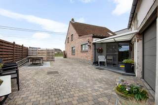 Deze instapklare ééngezinswoning met 3 slpk., ruime koer (146 m²), garage (26 m²) en diverse bergruimtes op een terrein van 301 m², biedt volop ruimte en comfort. De woning heeft op de gelijkvloerse verdieping een inkomhal, een leef-en eetruimte, een uitgeruste keuken, een slaapkamer, een badkamer met ligbad, douche en toilet, een wasruimte, een apart toilet, diverse bergingen, een garage met automatische poort en een grote koer waar u meerdere voertuigen kan stallen. Op de verdieping zijn er naast de nachthal, 2 slaapkamers en een bergruimte. Er is ook een bergzolder. De woning is verzorgd en klaar om direct te betrekken, zodat je meteen kunt genieten van een fijne nieuw thuis. Ook praktisch zit je goed: alles heeft zijn eigen plek en de garage biedt extra gemak voor parkeren, fietsen of hobby’s. Een ideale kans voor gezinnen die ruimte, comfort en gebruiksgemak zoeken. Deels houtens schrijnwerk, deels PVC schrijnwerk voorzien van dubbele beglazing, CV op aardgas. Ontdek zelf wat deze woning te bieden heeft! EPC: 364 kWh/m²/j. Energielabel: D en UC: 3979389-RES-1.Voor meer info of een plaatsbezoek: axel@ax-quality of 052/52.05.05