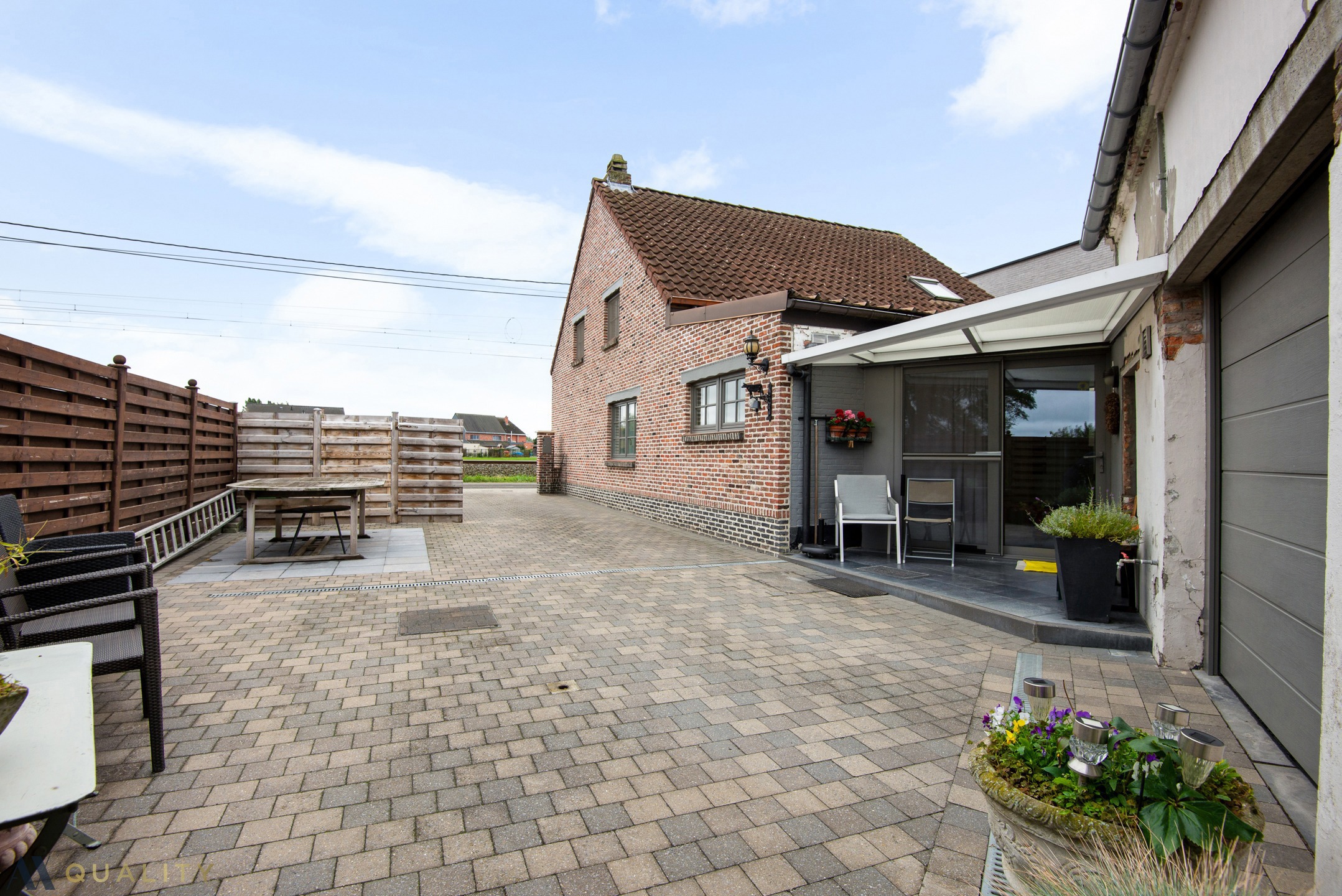 Deze instapklare ééngezinswoning met 3 slpk., ruime koer (146 m²), garage (26 m²) en diverse bergruimtes op een terrein van 301 m² - foto 2