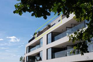 <p><span>BEKIJK OOK ONS FILMPJE! Klik hierboven op het 'scherm-icoontje'! </span></p><p><span>WONEN IN STIJL: EEN UNIEKE LUXUEUZE PENTHOUSE MET HOOGWAARDIGE MATERIALEN IN HARTJE SCHILDE!</span></p><p><span>In het centrum van Schilde, op wandelafstand van winkels en horeca, bevindt zich dit stijlvol en hoogwaardig afgewerkt dakappartement van 131 m² op de derde verdieping in de recente Residentie Vendôme.</span></p><p><span>Inkomhal met vestiairekast en gastentoilet, verder doorlopend tot aan de smeedijzeren tussendeur die toegang geeft tot de knap afgewerkte leefruimte met salon, eetkamer en open keuken. </span></p><p><span>De volledig uitgeruste keuken met hoogwaardige toestellen en groot kookeiland, sluit mooi aan op het geheel, verder ingericht met bio-ethanolhaard en maatwerkkasten. Via schuifraam tot het zuidgerichte terras van 15 m² vormt deze een aangename verlenging van de leefruimte.</span></p><p><span>Er is een berging/wasplaats en twee ruime slaapkamers, elk met een eigen badkamer. De masterbedroom (16,4 m²) heeft een dressingwand en en-suite badkamer met dubbele lavabo, inloopdouche en toilet. Uitzicht achteraan op het groene dak.</span></p><p><span>De tweede slaapkamer (13,4 m²) is voorzien van een kastenwand en een aansluitende badkamer met ligbad en lavabo.</span></p><p><span>Hoogwaardige afwerking:</span><span> eiken visgraatparket en natuursteen, vloerverwarming, ventilatiesysteem D, gebouwd volgens BEN-principes, EPC A-label, grote raampartijen met vliegenramen, talrijke maatkasten in notelaar met geïntegreerde ledverlichting, bronze look eveneens voor het kraanwerk & verlichting, zeer kwalitatieve schilderwerken, geautomatiseerde gordijnen,....</span></p><p><span>Een privatieve kelderberging en gemeenschappelijke fietsenberging is inbegrepen. De ondergrondse parking zorgt ervoor dat thuiskomen in alle comfort kan gebeuren, aankoop van een dubbele autostaanplaats (+€ 50.000) en optioneel een 3de autostaanplaats (+€ 25.000). </span></p><p><span>Gemeenschappelijke kosten: ca. € 150/maand.</span></p><p><span>Een bijzonder comfortabel en huiselijk ingerichte penthouse waar hoogwaardige materialen, maatwerk en een centrale ligging perfect samenkomen. Dankzij het design ervaart u een unieke warme huiselijke sfeer. </span></p><p><span>Contacteer ons voor bijkomende informatie en plan uw bezoek!</span></p><p><span> </span></p><p><span> </span></p><p><span> </span></p><p><span> </span></p>