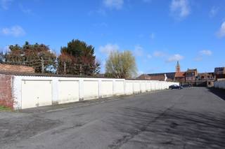 Ruime boxen op een complex gelegen aan de rand van Brugge afgesloten met een kantelpoort.<br /><br />www.desmetpoupeyebruge.be<br /><br />Bel voor meer info 050 47 00 05 of kom langs op ons kantoor te Brugge, Hoefijzerlaan 1 (hoek Smedenstraat).<br /><br /><br />- breedte : 2m90 (inrijbreedte : 3m40) <br />- diepte : 6m30<br />- hoogte : inrijhoogte : 1m90<br /><br /><br />box nr. 16 : onmiddellijk vrij <br />box nr. 43 : onmiddellijk vrij