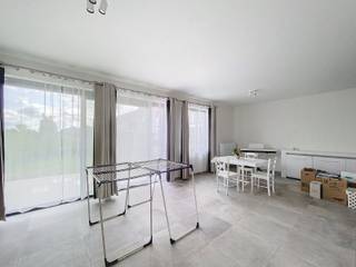 <p><strong>Planifiez votre visite via www.living-stone.be</strong></p><p>Appartement au rez-de-chaussée avec jardin. Cet appartement comprend un hall d'entrée, un toilette séparé, un salon, une cuisine entièrement équipée, 2 chambres, une salle de bains avec douche, un débarras/buanderie, une terrasse et un jardin privatif. L'appartement dispose également d'un emplacement de parking dans le garage commun. PEB 54kWh/m² (classe A). Charges communes mensuelles de <strong>100 €</strong> pour l'entretien des parties communes.</p><p>Situé dans une rue calme, tout en étant proche des écoles, des transports en commun et du Ring.</p><p><strong>Disponible à partir du 01/11/2026</strong>.</p>