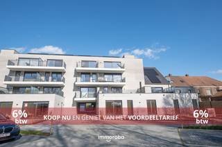 In het stijlvolle nieuwbouwproject Residentie Albert &amp; Jerome – ontwikkeld door Kub en ontworpen door wielfaertarchitecten – ontdek je dit energiezuinige gelijkvloers appartement van 89 m² met 2 slaapkamers en een royale buitenruimte van 65 m² (terras + tuintje).<br /><br />De grote raampartijen zorgen voor een overvloed aan daglicht in de leefruimte, die vlot aansluit op de open keuken. Via het schuifraam bereik je het zuidwestgerichte terras en de privatieve tuin – een echte meerwaarde voor wie houdt van buitenleven. Verwarming én koeling via geothermie garanderen een comfortabel binnenklimaat in elk seizoen, met een minimaal energieverbruik.<br /><br />Indeling: Inkomhal met vestiaire, lichtrijke leefruimte met open keuken, praktische berging/wasplaats, gastentoilet, 2 volwaardige slaapkamers, badkamer met inloopdouche en dubbele wastafel en een zuidwestgericht terras en tuin (65 m²)<br /><br />Troeven:<br />*Geothermische verwarming én koeling – energiezuinig en fluisterstil<br />*Hoogwaardige afwerking naar keuze<br />*Laatste garage beschikbaar of keuze uit verschillende autostaanplaatsen<br />*Fietsplaatsen inbegrepen in de aankoop<br />*Mogelijkheid tot aankoop van een extra (privatieve) berging<br /><br />Rustige, doch centrale ligging nabij winkels, scholen en openbaar vervoer<br /><br />Een unieke combinatie van duurzaam wonen, hedendaagse architectuur en maximaal comfort.<br /><br />📩 Vraag uw bezoek aan via tom@immoroba.be of telefonisch via 0497/85.80.52.