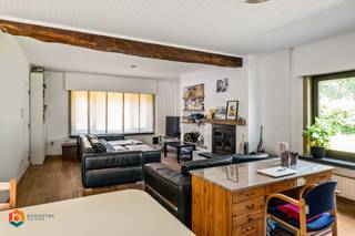 Op een uitstekende, rustige locatie in Tremelo bevindt zich deze ruime woning met 5 slaapkamers op een perceel van 1655 m². U bevindt zich hier volledig in het groen, toch vlakbij supermarkten, scholen, het openbaar vervoer, de golf en het centrum van Keerbergen. Deze woning is meteen instapklaar en beschikt momenteel over een bewoonbare oppervlakte van 295 m² met naastgelegen af te werken unit van ± 180 m².<br /><br />We betreden de woning via de inkomhal met vestiaire en gastentoilet. De leefruimte geniet van veel lichtinval door de grote raampartijen, waarbij de zithoek is uitgerust met een gezellige open haard . Aansluitend bevindt zich de keuken dewelke is voorzien van de voornaamste toestellen. Het gelijkvloers omvat verder een aparte kantoorruimte, een lichtrijke veranda en een wasplaats/berging, die ook voorzien is van een toilet, lavabo, douche en sauna. Via de nachthal bereiken we 5 slaapkamers en de badkamer voorzien van lavabo, ligbad en toilet.<br /><br />Het bijgebouw aan de rechterzijde beschikt nog over twee inpandige garages en biedt overigens extra opbergruimte. Dit gedeelte (± 180 m²) biedt nog veel potentieel. Het perceel is volledig omheind en beschikt over een mooie tuin met ruim terras. Deze groene buitenruimte vormt de ideale plek om te ontspannen en volop te genieten van het buitenleven.<br /><br />Bijzonderheden:<br />- 5 slaapkamers<br />- Perceeloppervlakte van 1655 m²<br />- Mogelijkheid voor zelfstandige activiteit