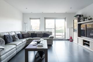 Dit mooie landelijke appartement vinden we terug op de Leopoldlaan in Pelt. Het appartement bevindt zich op het gelijkvloers in een recente blok. <br />Indeling: Inkomhal, slaapkamer, apart toilet, badkamer, ruime woonkamer met open keuken en rechtstreeks toegang tot het terras.<br /><br />Kelder: Staanplaats aanwezig.<br />Buiten: Extra staanplaats aanwezig.<br /><br />Extra:<br /><br />Mooi terras<br />Top ligging<br />Prachtig uitzicht<br /><br />Appartement is momenteel verhuurd voor 750 euro / maand